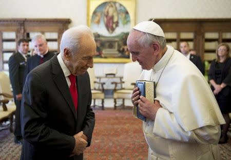 Pope Francis (R) greets Israeli President Shimon Peres during a private meeting at the Vatican, in this April 30, 2013 file photo. REUTERS/Ettore Ferrari/Pool/Files