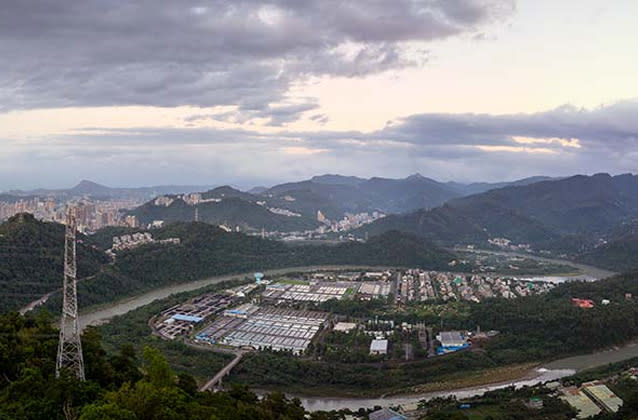 圖：站在新店東華宮廣場前俯眺，清澈的南勢溪與北勢溪所合抱的直潭淨水廠，供應著大台北地區約三百萬名居民的用水。