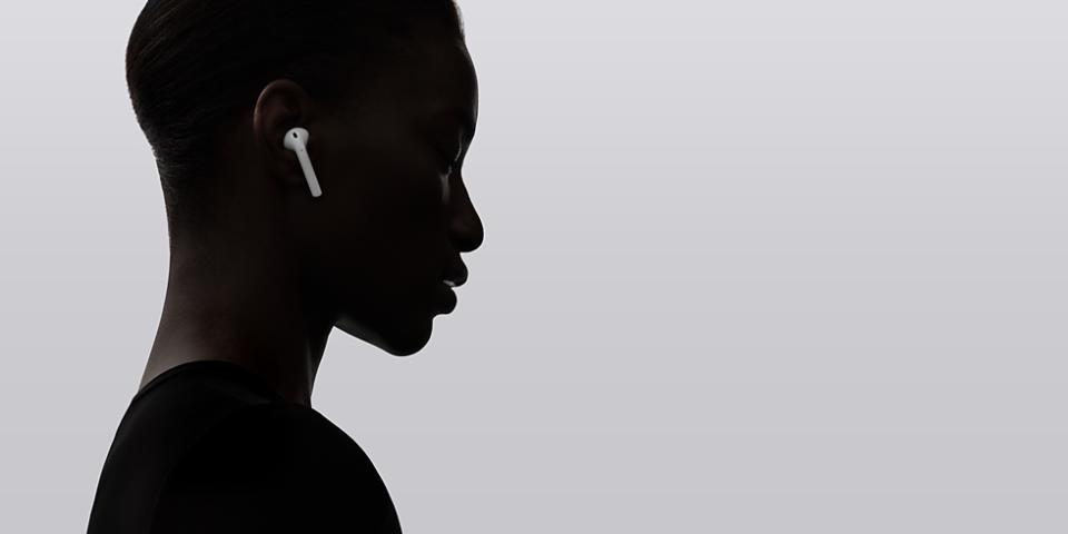 <p>Senza fili, ovviamente. L’ovvia peculiarità degli AirPods è l’assenza di fili. Essendo wireless si connettono all’iPhone in automatico, con solo due sporgenze a fare da antenne wireless, ma che sono anche utili per garantire una migliore adattabilità all’orecchio. </p>