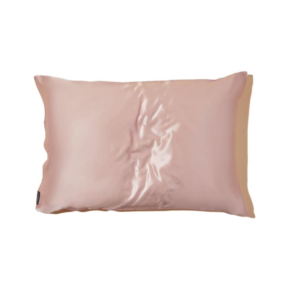 <p><a href="https://go.redirectingat.com?id=74968X1596630&url=https%3A%2F%2Fwww.sleepwithclementine.com%2Fcollections%2Fbestsellers%2Fproducts%2Fsilk-pillowcase&sref=https%3A%2F%2Fwww.elle.com%2Ffashion%2Fshopping%2Fg34208929%2Fgift-ideas-for-college-students%2F" rel="nofollow noopener" target="_blank" data-ylk="slk:Shop Now;elm:context_link;itc:0;sec:content-canvas" class="link ">Shop Now</a></p><p>Organic Silk Pillowcase</p><p>sleepwithclementine.com</p><p>$93.00</p>