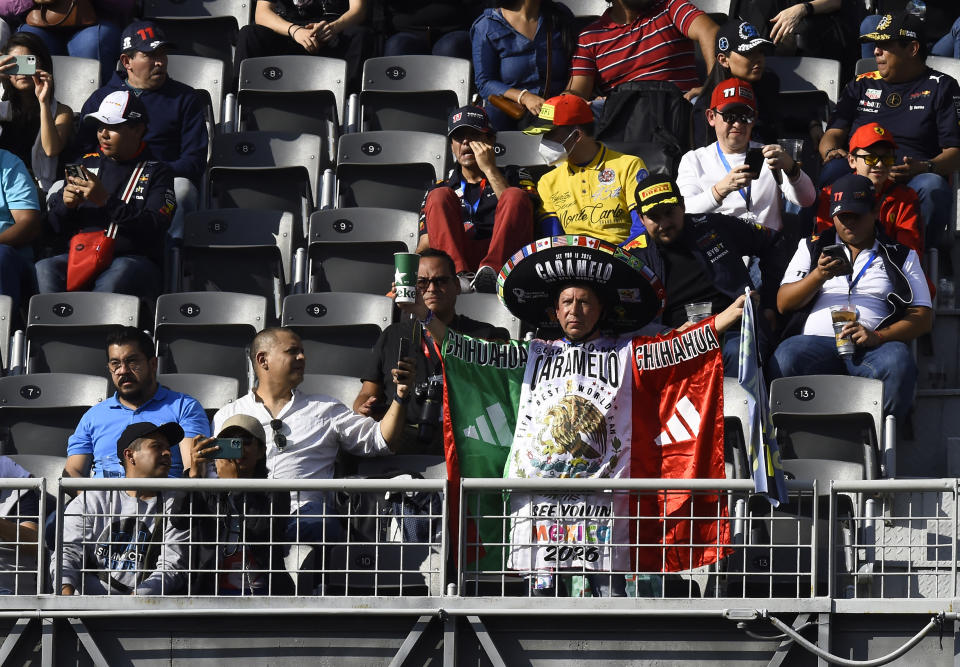 Un aficionado mexicano anima durante la primera sesión de entrenamientos para el Gran Premio de México de Fórmula Uno en el autódromo Hermanos Rodríguez de Ciudad de México. (Claudio Cruz/AFP, vía Getty)