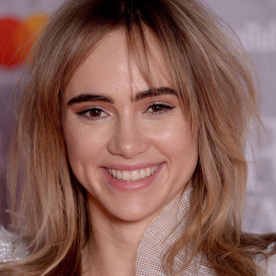 Suki Waterhouse trug bei den Brit Awards 2019 zum silbernen Dress und starken Brauen den wunderbaren Pillow-Talk-Nude-Ton auf den Lippen.