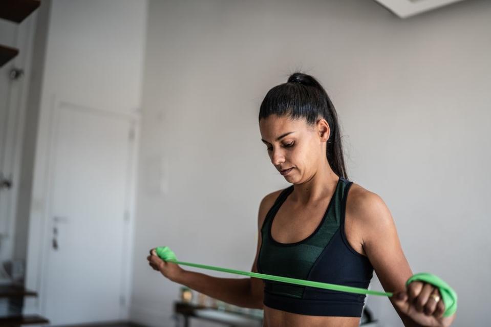 Mujer haciendo ejercicio con bandas elásticas