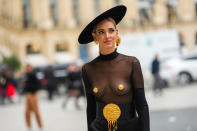 <p>Chiara Ferragni au sommet de son art. Entièrement vêtue en Schiaparelli, l'influenceuse italienne au succès planétaire a fait une apparition très remarquée dans les rues de Paris. (Photo by Edward Berthelot/Getty Images)</p> 
