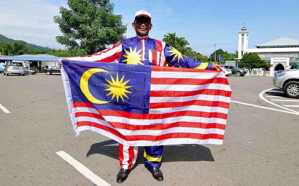 Royal Malaysian Police pensioner Rahman Jali expressing his love for the country with his tailor-made Jalur Gemilang-inspired baju Melayu. — Bernama pic