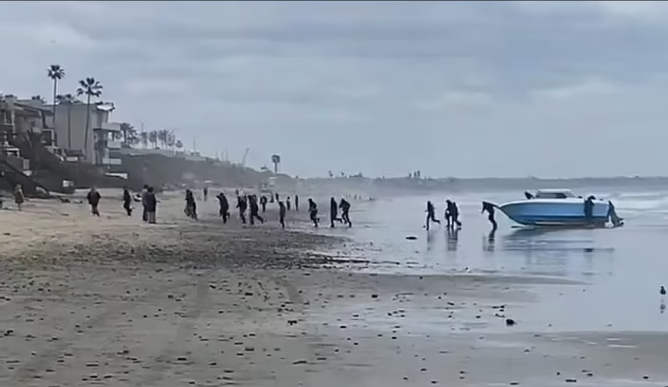 美國加州聖地牙哥海灘上週六出現一艘載著10多名偷渡移民的快艇直闖沙灘，差點撞上衝浪客。這群移民之後被一輛黑色休旅車接走後失去蹤跡。翻攝X平台