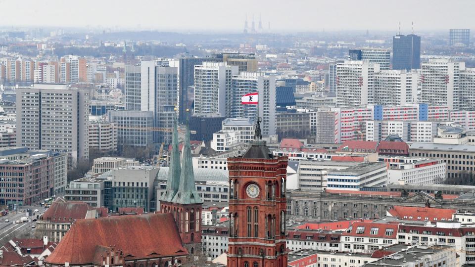 Hinter dem Roten Rathaus in Berlin sind zahlreiche Wohnblocks zu sehen.