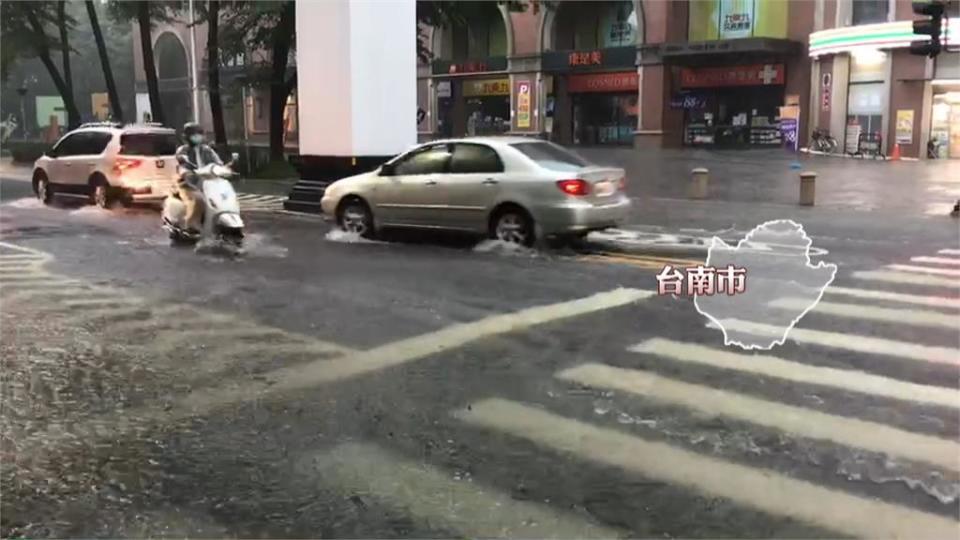 雨灌南台灣！　台南省躬一街水快淹進房　屏東大仁科大前路成河