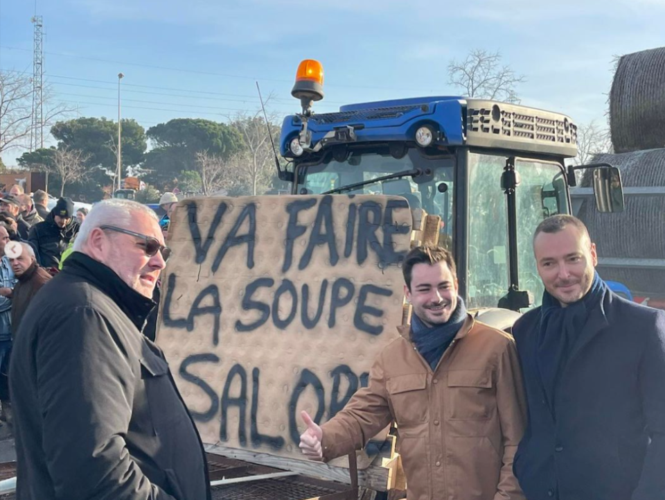 Christophe Barthes, Julien Rancoule et Frédéric Falcon devant une pancarte en référence à Sandrine Rousseau et Marine Tondelier.