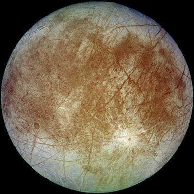 Europa, luna de Júpiter. Los colores son naturales. En la mitología griega, Europa es una princesa fenicia raptada por Zeus. <a href="https://photojournal.jpl.nasa.gov/catalog/PIA00502" rel="nofollow noopener" target="_blank" data-ylk="slk:NASA/JPL/DLR;elm:context_link;itc:0;sec:content-canvas" class="link ">NASA/JPL/DLR</a>, <a href="http://creativecommons.org/licenses/by/4.0/" rel="nofollow noopener" target="_blank" data-ylk="slk:CC BY;elm:context_link;itc:0;sec:content-canvas" class="link ">CC BY</a>