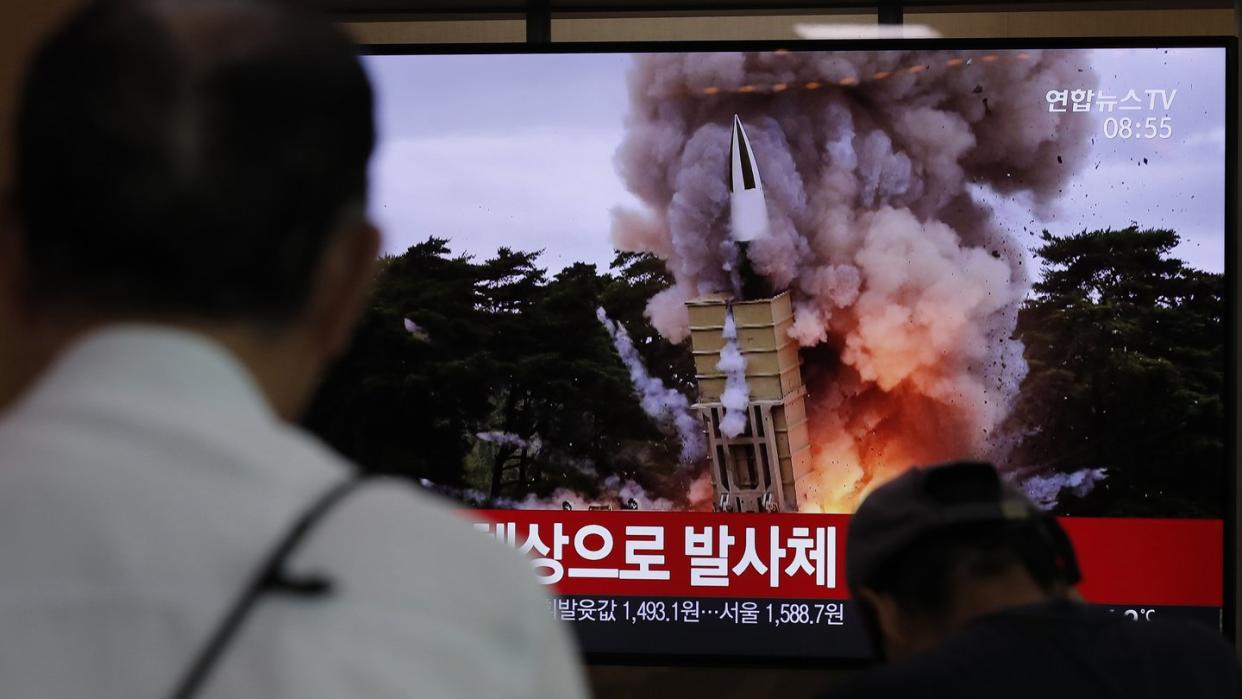 Der Raketentest wird im nordkoreanischen Fernsehen übertragen. Foto: Lee Jin-Man/AP