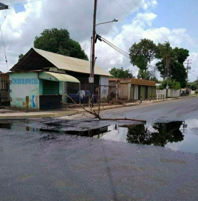 Un charco de petróleo en una calle de cabimas, estado Zulia, el 23 de septiembre de 2020 (Foto cortesía de  Edwin Jesús Navarro).