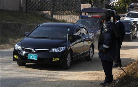 Pakistani judges, in cars escorted by police, leave the Special Court building, formed to try former Pakistani president Pervez Musharraf for treason, in Islamabad January 1, 2014. REUTERS/Mian Khursheed