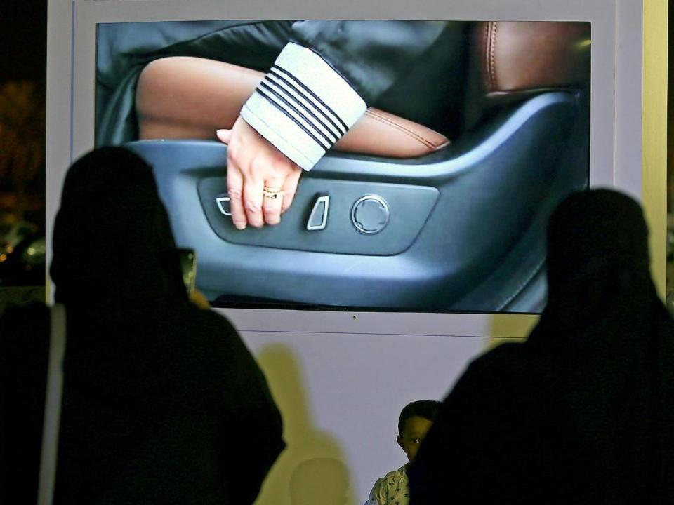 Saudi women watch an educational video during a preparatory event on car driving at Riyadh Park Mall on 23 June 2018 (EPA/Ahmed Yosri)