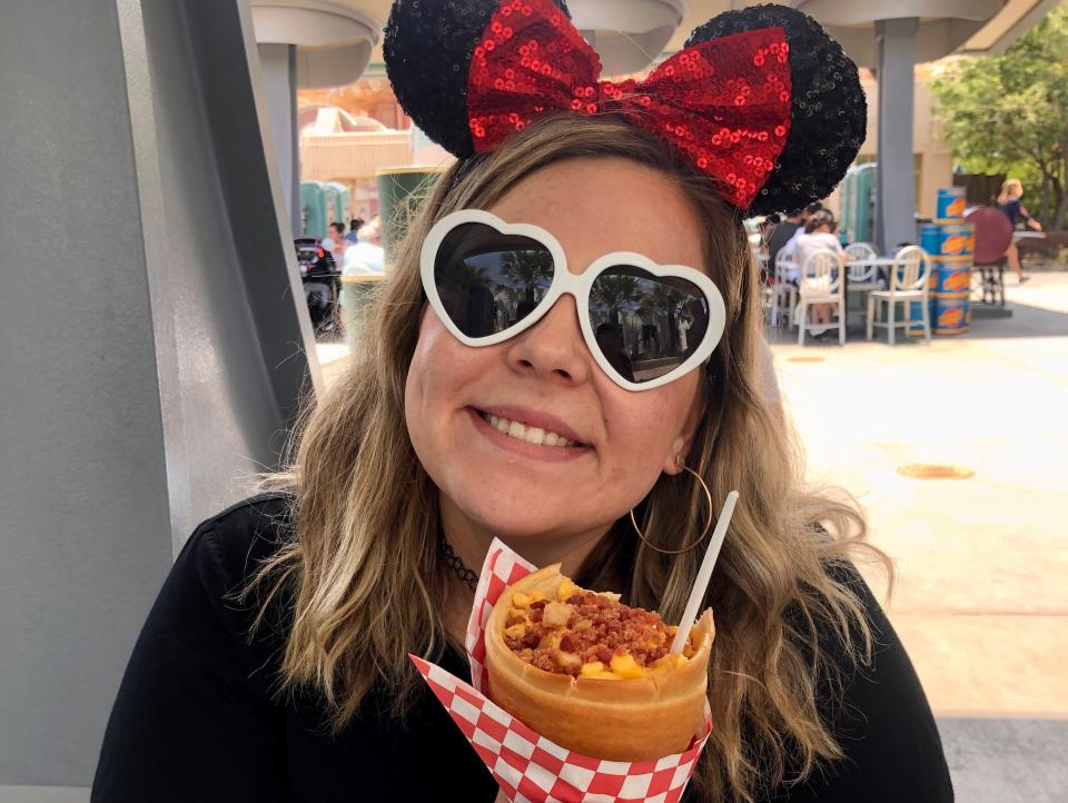 dana holding a bacon mac and cheese cone from cozy cone motel in disneyland