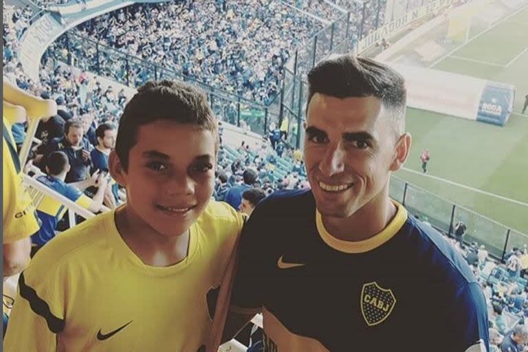 El tenista estadounidense Darwin Blanch (izquierda), en la cancha de Boca en 2018, junto a su entrenador de ese momento, Martín Pérez