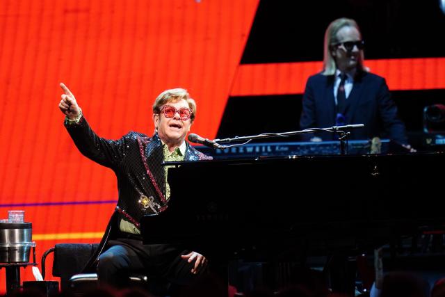 Glastonbury 2023: Elton John fans reserve front row spaces at crack of dawn  - BBC News