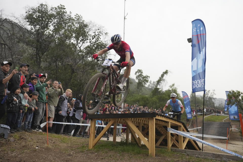 El chileno Martín Vidaurre compite en la final del ciclomontañismo de los Juegos Panamericanos en Santiago, Chile, el sábado 21 de octubre de 2023. (AP Foto/Dolores Ochoa)