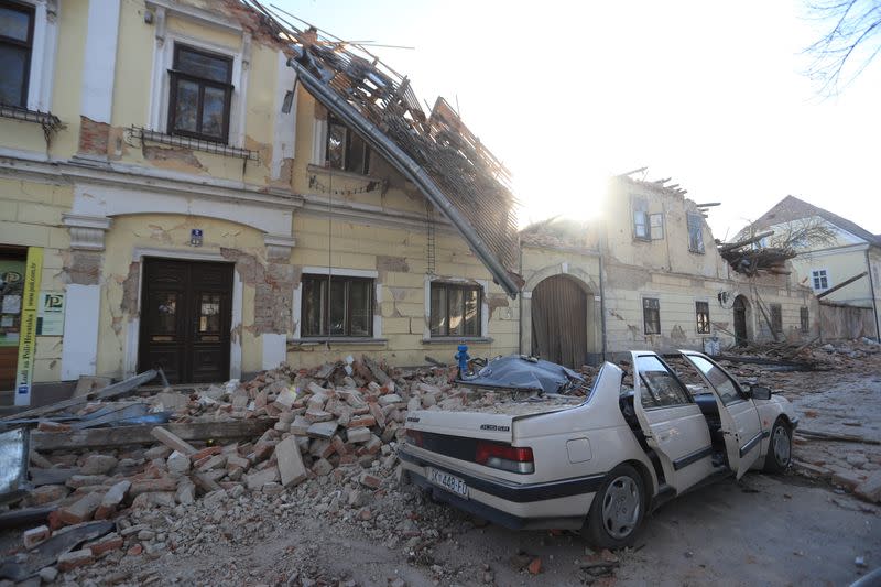 Imagen de casas destruidas y un año dañado después de un sismo en Petrinja
