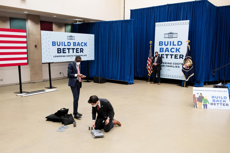 White House staff pack up after an event (Brendan Smialowski / AFP via Getty Images file)