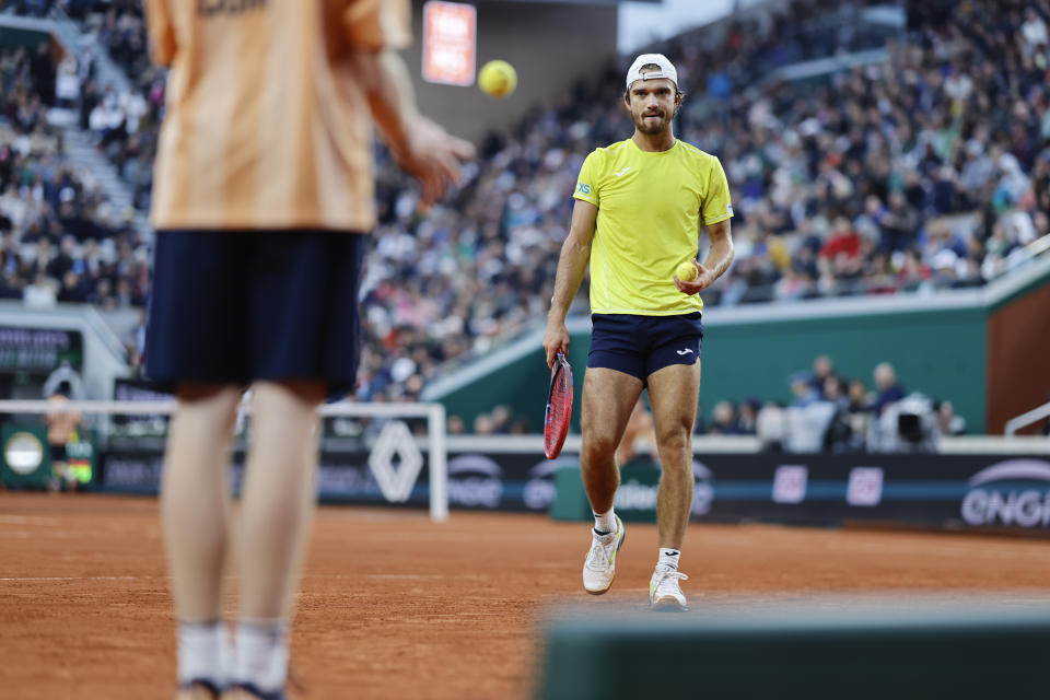 Tomas Machac of the Czech Republic preparesto serve against Russia's Daniil Medvedev during their third round match of the French Open tennis tournament at the Roland Garros stadium in Paris, Saturday, June 1, 2024. (AP Photo/Jean-Francois Badias)