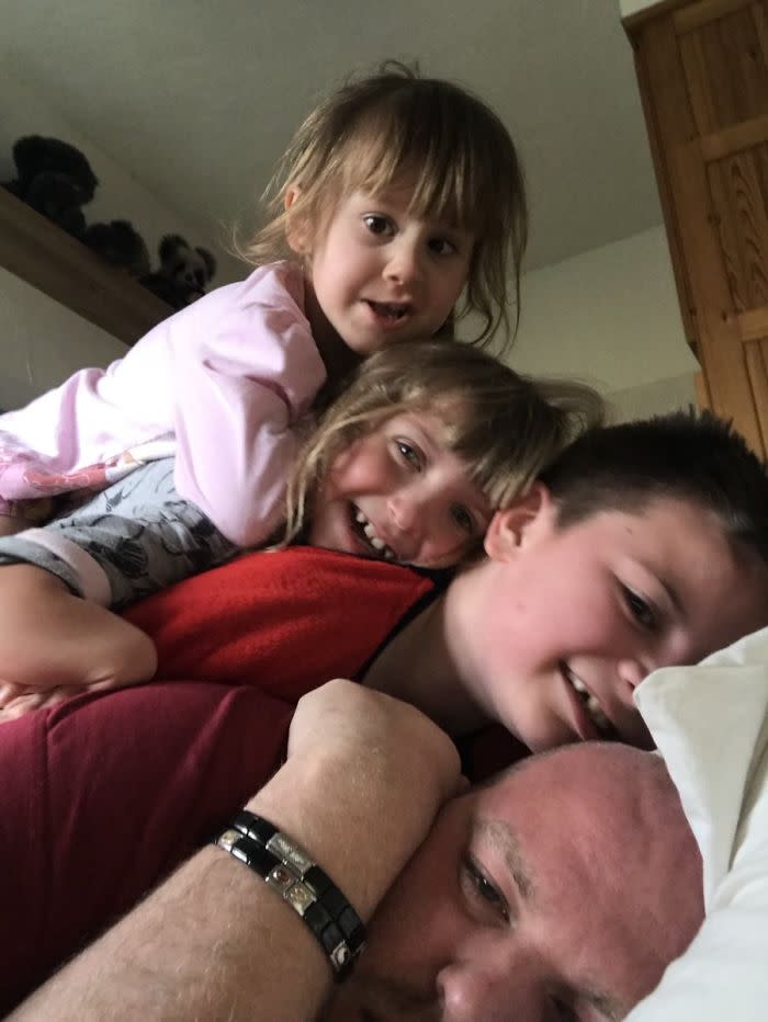 Este padre gay ha adoptado a cuatro niños discapacitados