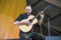 <p>Seine Songs klingen oft wie vertonte Träume. Kein Wunder also, dass Dave Matthews‘ Weingut den Namen „Dreaming Tree Wines“ trägt. Der „Satellite“-Sänger stellt seit 2011 im US-Bundesstat Kalifornien vor allem Chardonnay, Cabernet Sauvignon und Rotwein-Cuvées her. Spezielles Merkmal: Die Flaschen von Dave Matthews wiegen nur halb so viel wie reguläre Wein-Bouteillen. (Bild: AP Photo)</p>