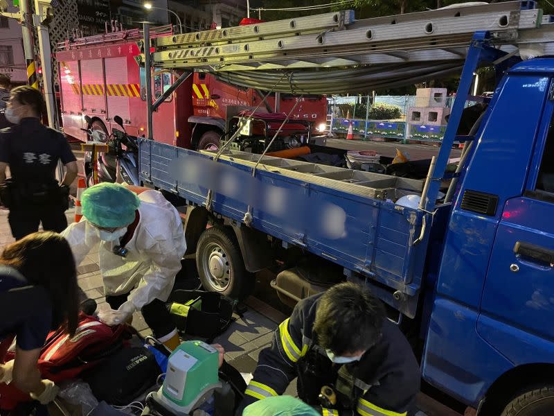 ▲新北市板橋區府中路與南門街路口的廢棄人行地下道下水道今（28）晚進行抽水工程時，驚傳有2位工人發生意外，被救出時已經失去呼吸心跳，目前送醫急救中。（圖／翻攝畫面）