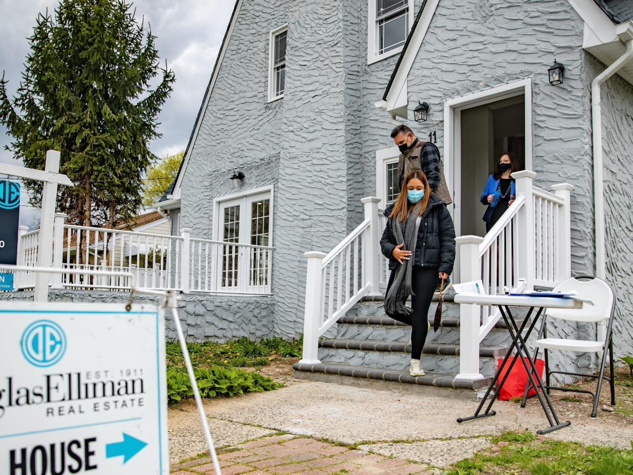 Millennial homebuyers attend open house