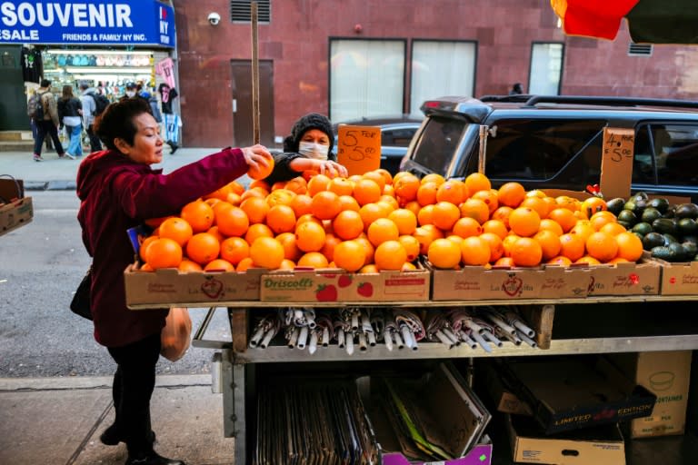 Un puesto de venta de frutas en una calle de Nueva York el 23 de abril de 2024 (Charly TRIBALLEAU)