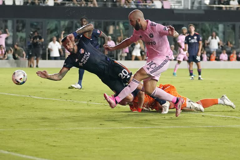 Gonzalo Higuaín ya eludió al arquero y anota el tercero de sus goles para Inter ante Cincinnati