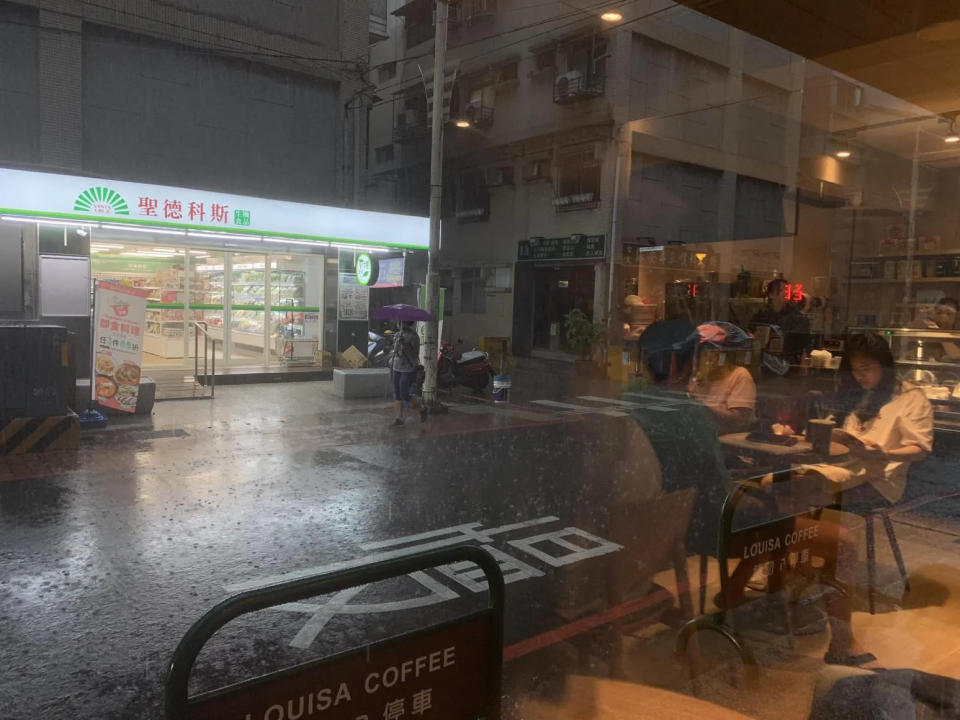 <strong>永和2日午後下起大雷雨，天空烏雲密佈宛如黑夜。（圖／翻攝自Facebook@路上觀察學院）</strong>