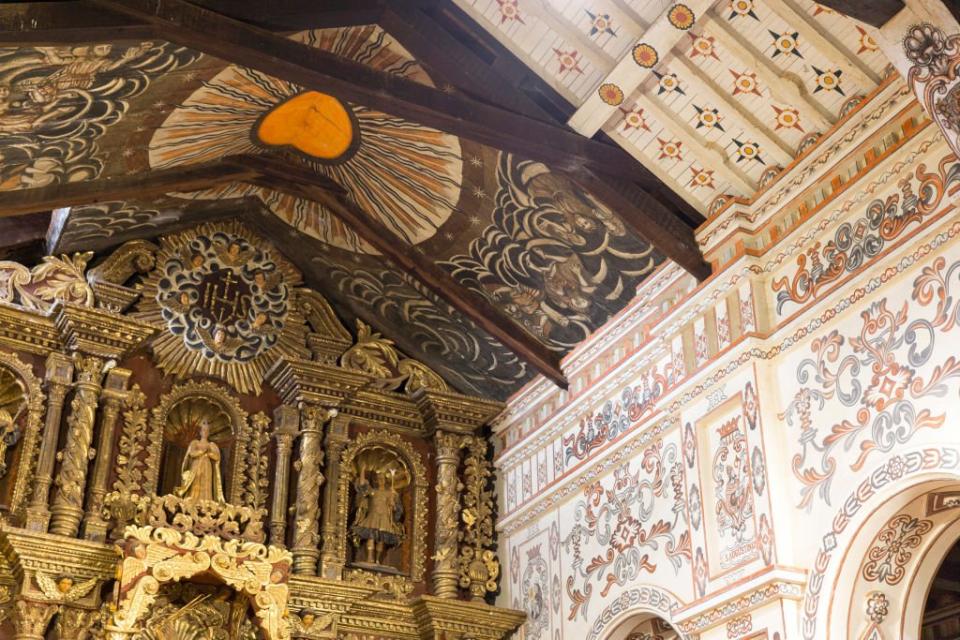 pinturas religiosas en el techo muestran un símbolo del sol dentro de la nave de la reducción jesuita en San Miguel.