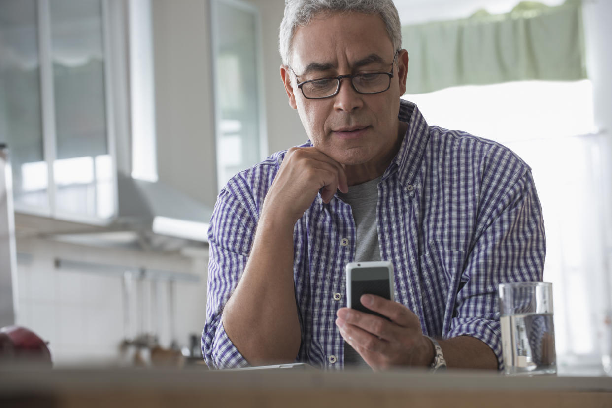 Why are dads so blunt over text? Experts weigh in. (Photo: Getty Creative)