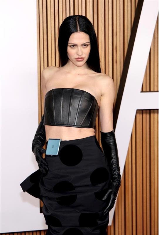 Amelia Gray Hamlin wearing Marc Jacobs with her Motorila Razr+ at Glamour’s 2023 Women of the Year awards.
