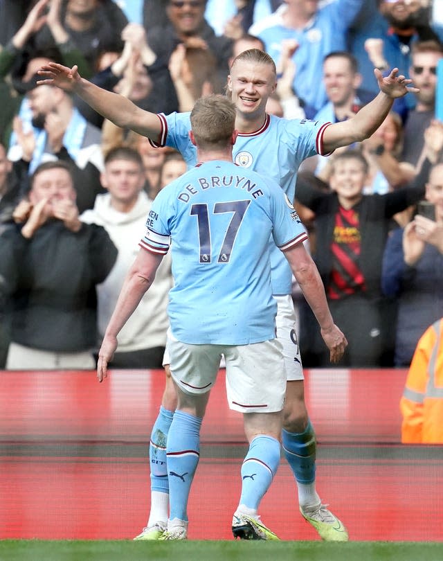 Kevin De Bruyne celebrates with Erling Haaland