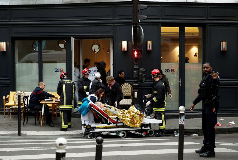 Bomberos y personal médico transportan heridos tras la explosión de una panadería en el centro de París (Francia) hoy, 12 de enero. EFE