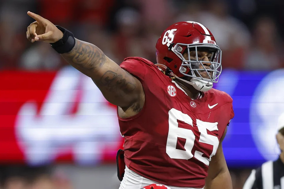 JC Latham de Alabama sería un robo para los Bengals en el puesto 18. (Foto de Todd Kirkland/Getty Images)