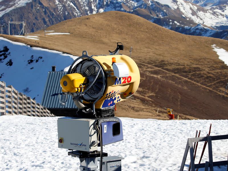 Un cañón de nieve se muestra cerca de las pistas de esquí cerradas por falta de nieve, en la estación de esquí de The Mourtis en Boutx, Francia, el 10 de febrero de 2020