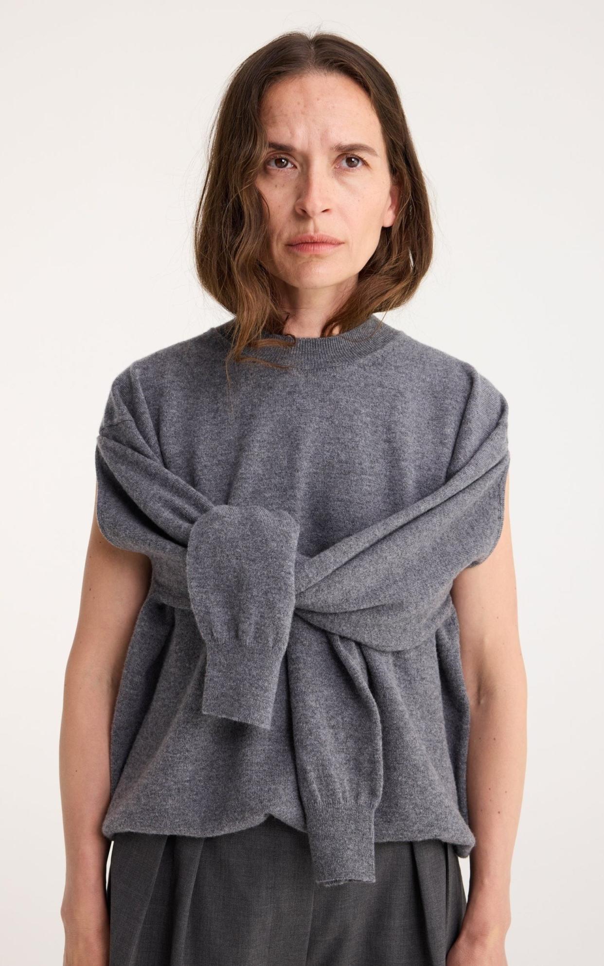 We love this grey jumper by Rohe for its semi-detachable sleeves