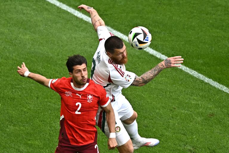 Martin Ádám durante el duelo ante Suiza por la Eurocopa