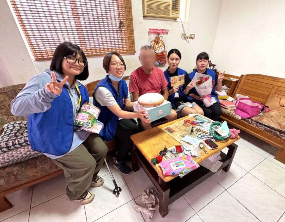 花蓮老家協會帶暑期實習生為獨居老人慶生。(花蓮老家協會提供)