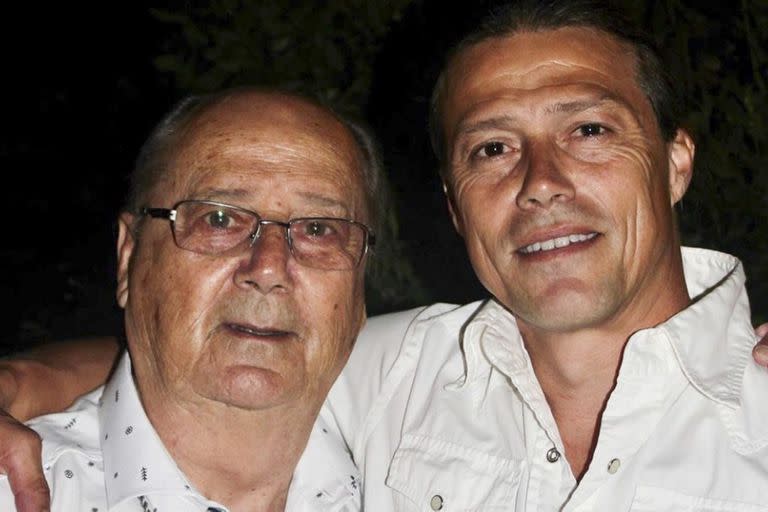 Con Oscar, su padre, su amigo; se marchó en marzo de 2021 y Matías lo extraña cada día