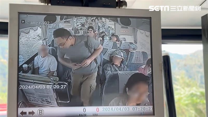 巴士監視器錄下新加坡夫妻在砂卡礑下車影像。（圖／翻攝畫面）