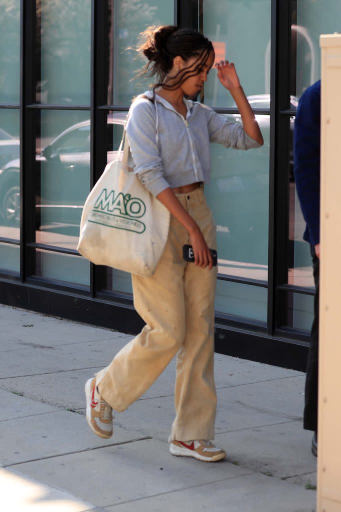 Malia Obama picks up coffee in Melrose Place on January 25, 2022. - Credit: 7/MEGA