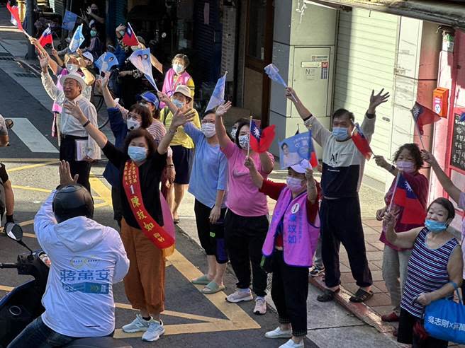 蔣萬安車隊掃街謝票。（楊亞璇攝）