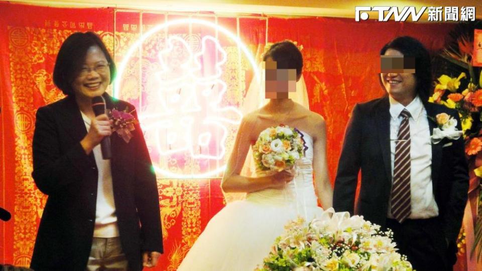 時任黨主席的蔡英文曾出席薛姓導演的婚禮並致詞。（圖／翻攝自臉書）