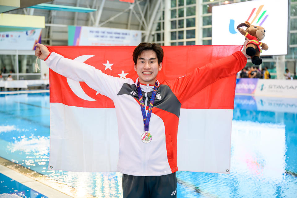 Singapore diver Avvir Tham after winning a silver medal at the Hanoi SEA Games. (PHOTO: Sport Singapore/ Andy Chua)