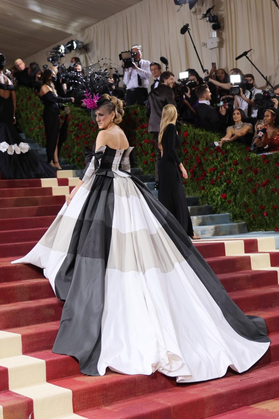 <div class="inline-image__caption"><p>God, Sarah Jessica Parker is so refreshing. The huge bustle screams Gilded Age but the checkered pattern is thoroughly modern, and she tops off the Christopher John Rogers confection with a feathered hat that’d fit right in at the Vanderbilt Ball.</p></div> <div class="inline-image__credit">Mike Coppola/Getty</div>