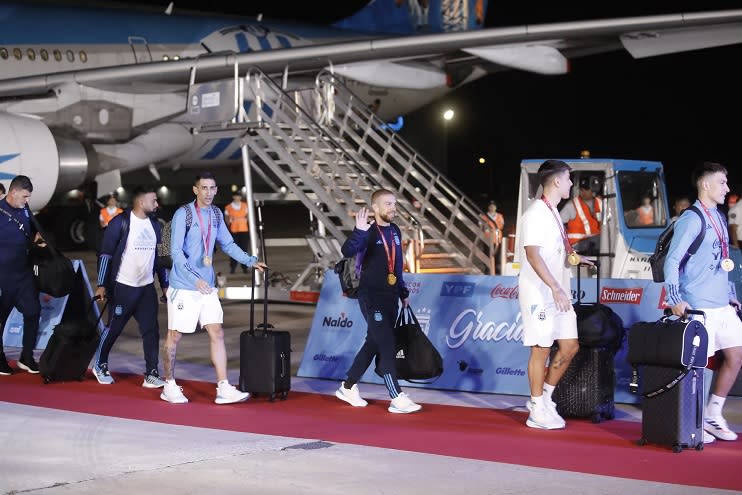 El plantel tuvo su alfombra roja al llegar a Ezeiza